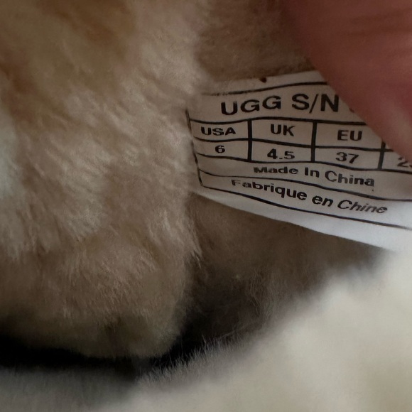 UGG
Classic Short Sequins Boots Gold 38 - Picture 11 of 11